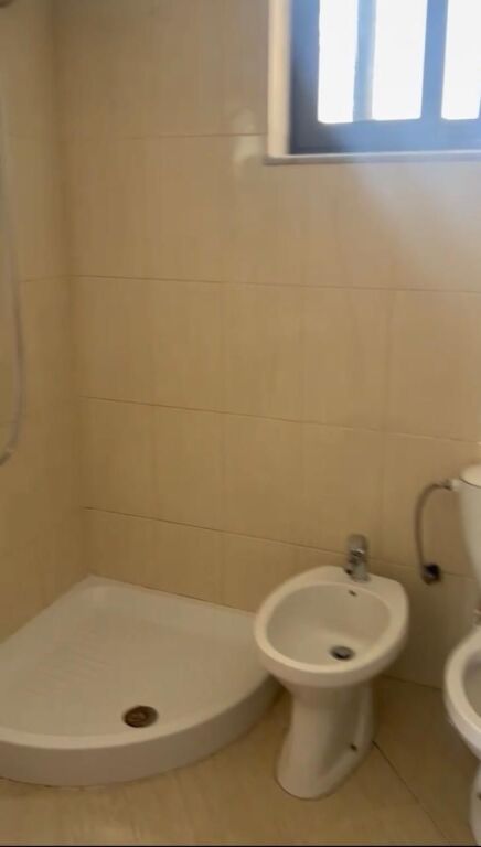 Appartamento in affitto 1+1 - 📍5 Maggio, via Lucie Miloti vicino alla scuola Tirana Jone 400 mila lek