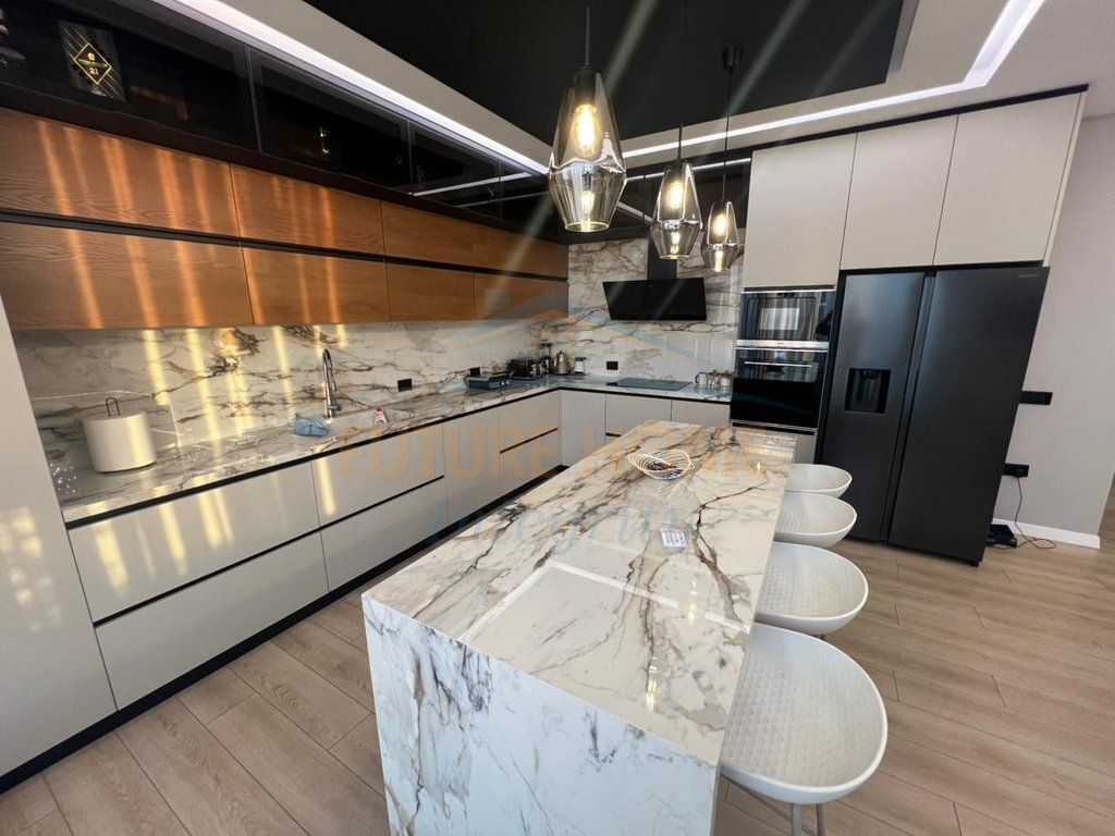 Affitto, Duplex 4+1+3+Veranda+Posto auto, Complesso Square 21, Tirana.