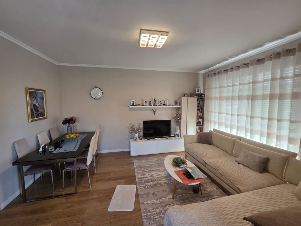 Shitet apartament 3+1 modern te Kompleksi Dinamo prane Liqenit te Tiranes