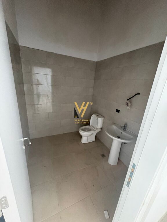 JEPET AMBIENT BIZNESI 170 M2 ME QIRA TE LIQENI I THATE 200.000 LEKE