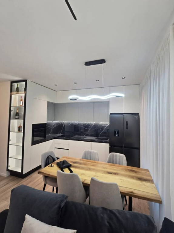 SHITET APARTAMENT 2+1+2 + GARDEROBË – Rezidenca Erli, Kinostudio