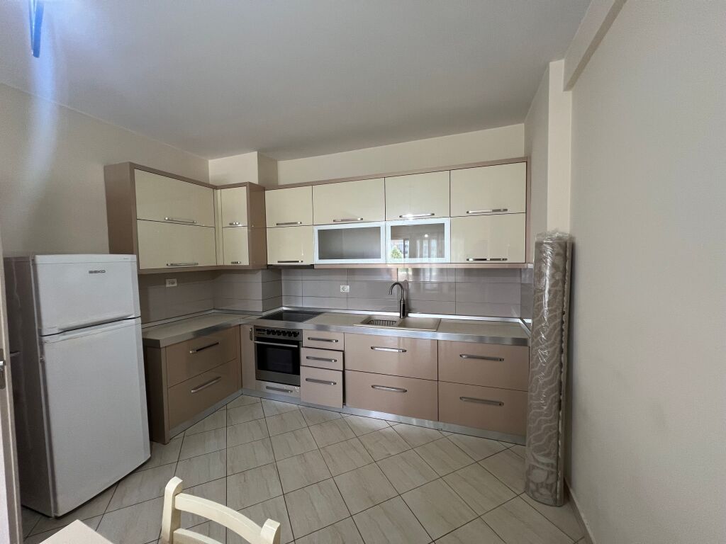 2+1+2 Me Qera, Rrethi i Astirit, Lokacion i Mire