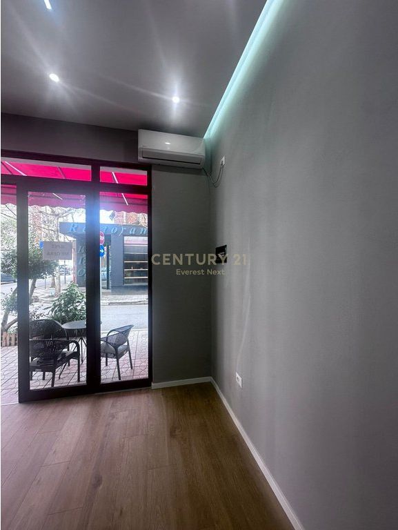 Jepet me qira ambjent tek kafe Flora