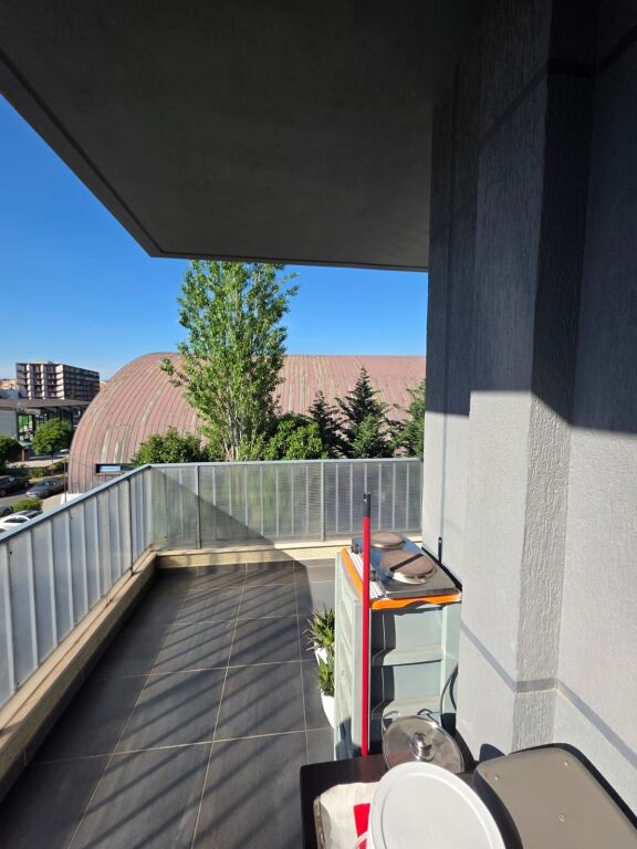 Shitet apartament 3+1 modern te Kompleksi Dinamo prane Liqenit te Tiranes