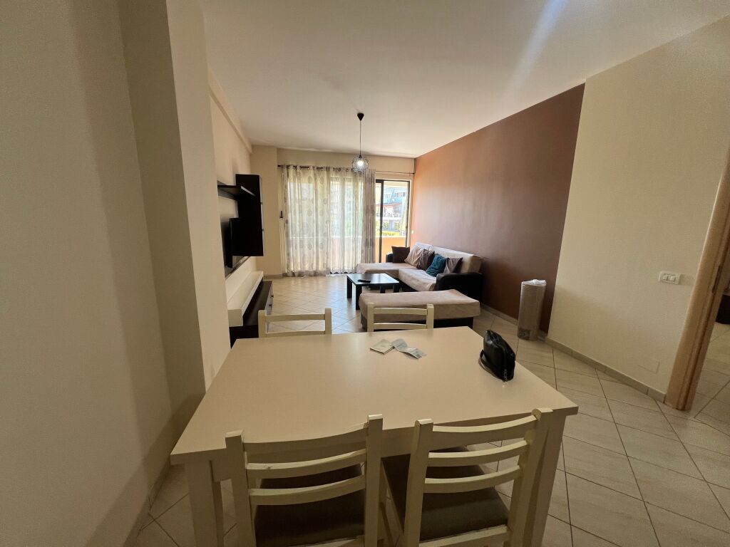 2+1+2 Me Qera, Rrethi i Astirit, Lokacion i Mire