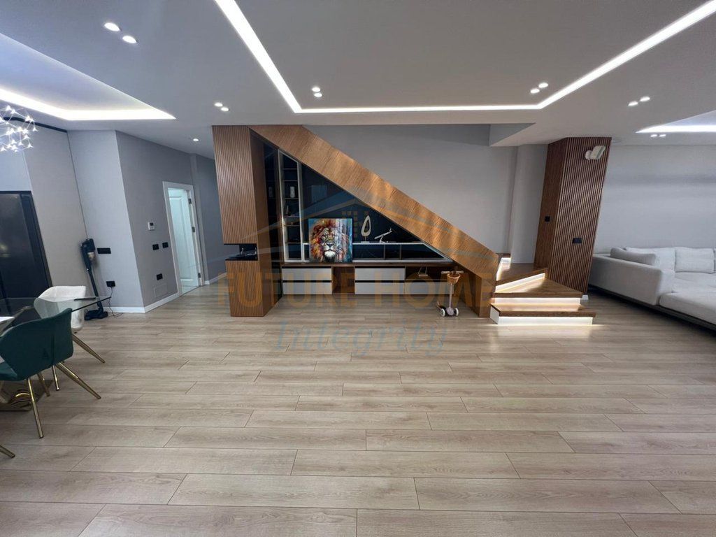 Affitto, Duplex 4+1+3+Veranda+Posto auto, Complesso Square 21, Tirana.