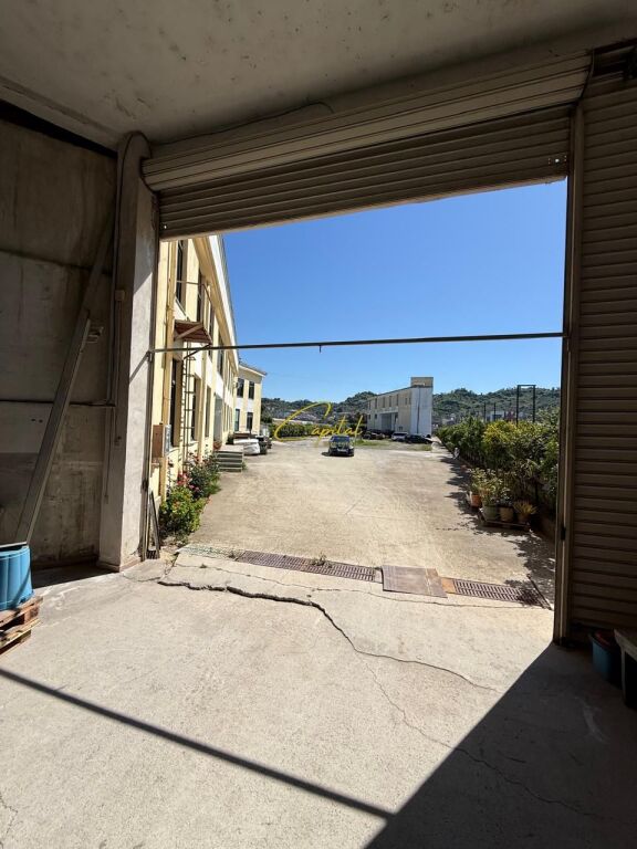 MAGAZZINI IN AFFITTO 800 M2 AUTOSTRADA TR-DR 4000 EURO