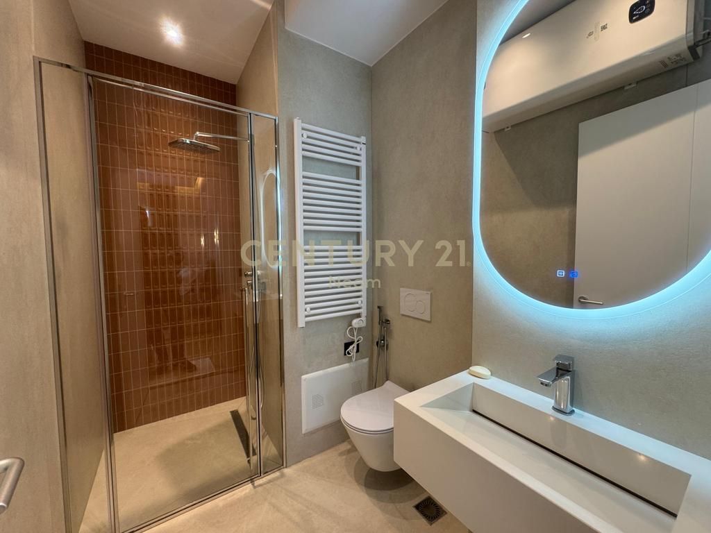 Jepet me qira apartament 2+1 me 2 tualete dhe parkim, në kompleksin Golden Park