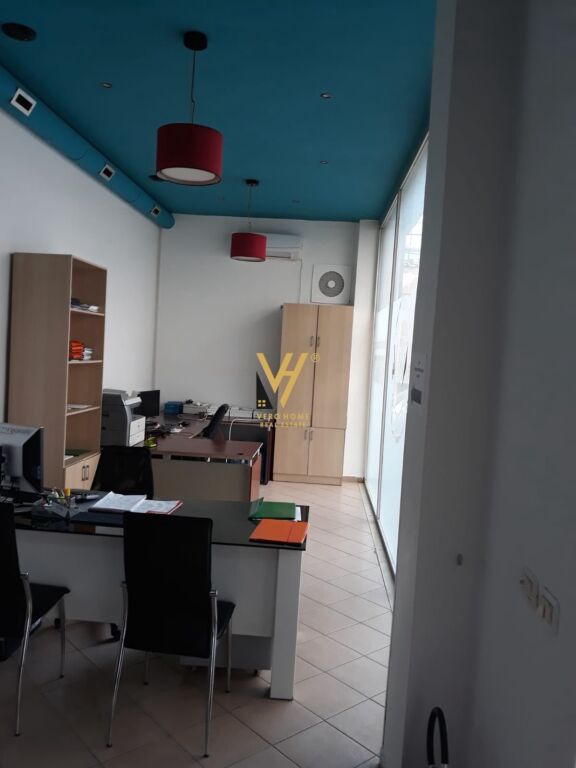 JEPET ZYRE 55 M2 ME QERA TEK RRUGA FORTUZI 600 EURO