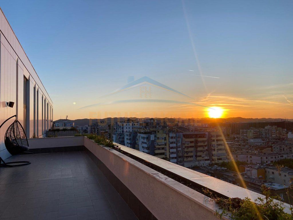 Affitto, Duplex 4+1+3+Veranda+Posto auto, Complesso Square 21, Tirana.