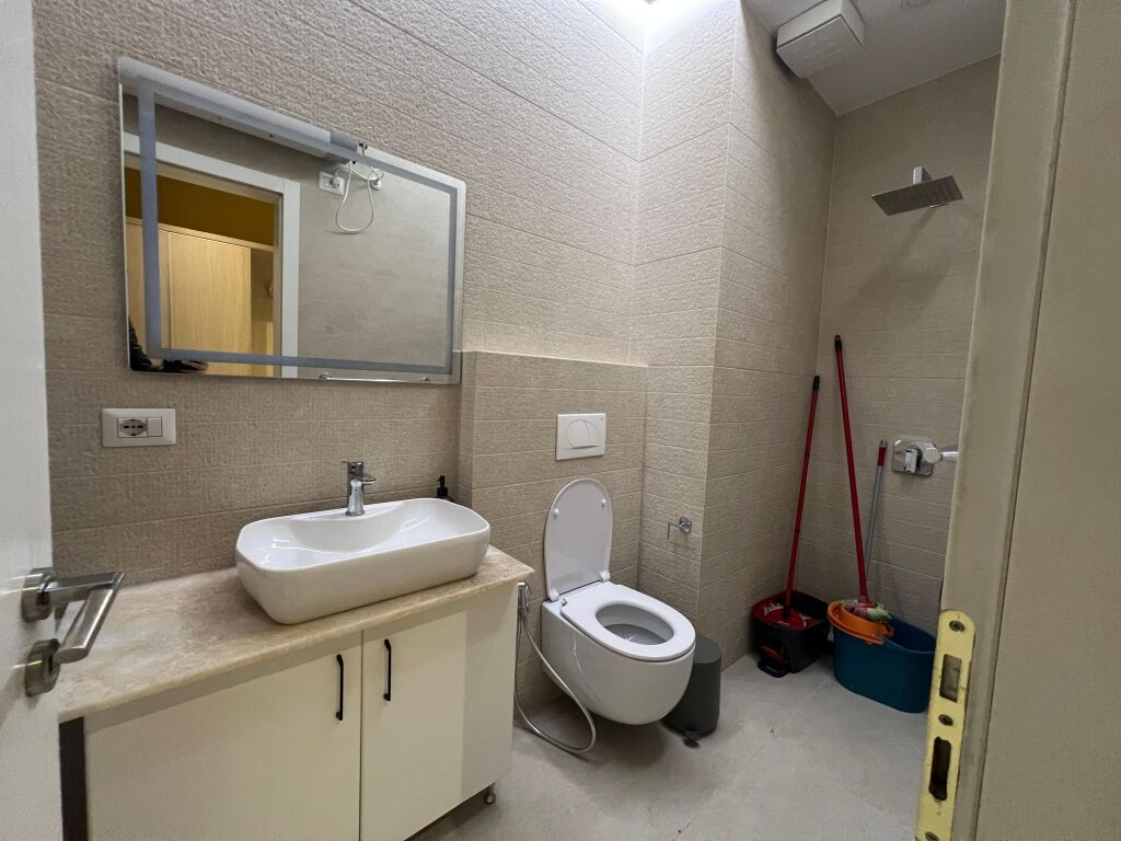 Shitet, Apartament 3+1+2 Tualete, ”Liqeni Artificial”, Tiranë.