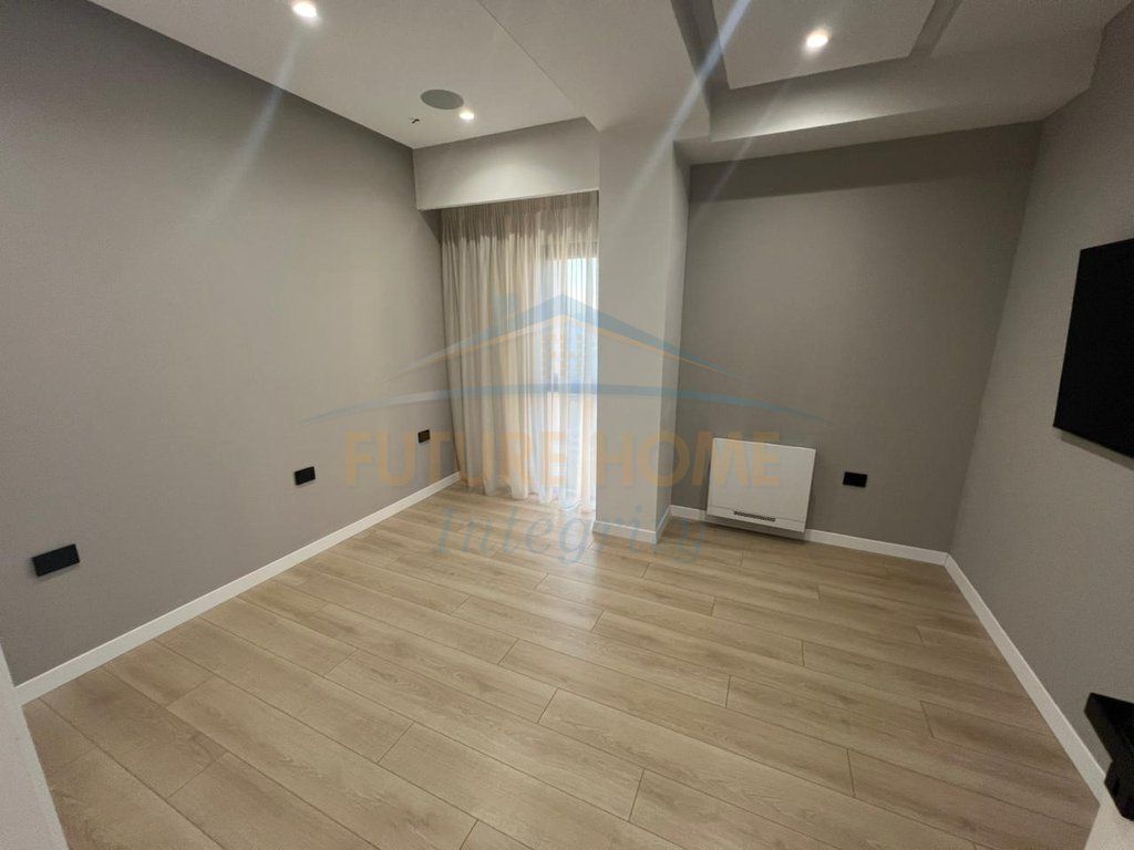 Affitto, Duplex 4+1+3+Veranda+Posto auto, Complesso Square 21, Tirana.