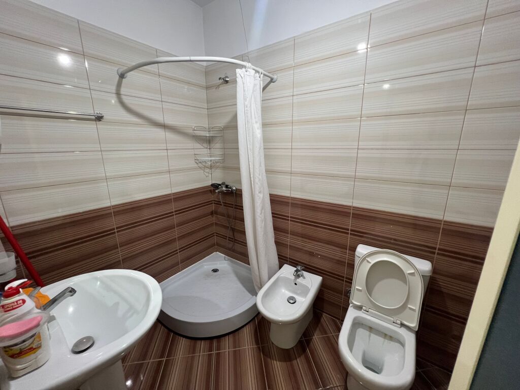 2+1+2 Me Qera, Rrethi i Astirit, Lokacion i Mire