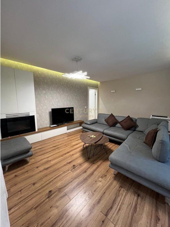 Appartamento 2+1 con veranda e posto auto in affitto nel Complesso Delijorgji