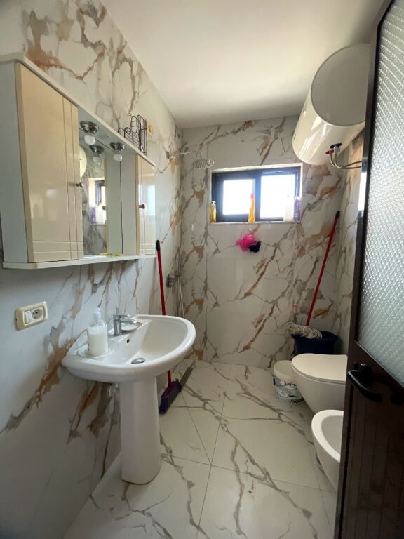 JEPET ME QERA APARTAMENT 2+1, LAGJA 10, DURRËS