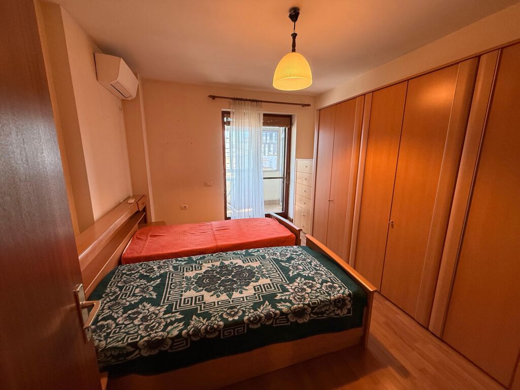 Super cmim, Apartament 2+1 te stacioni i trenit ne shitje