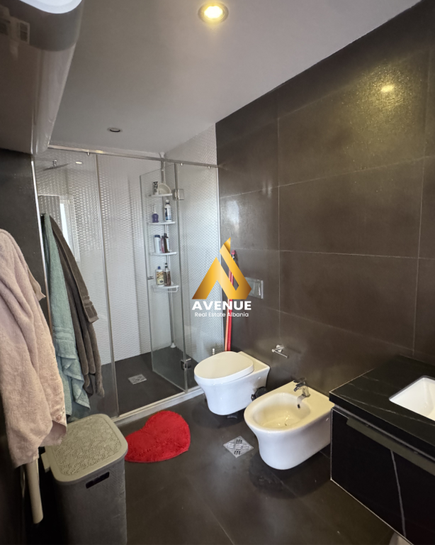 Shitet Apartament Luksoz 2+1+2 Banja+2 Ballkone Kodra e Diellit 1, Tiranë