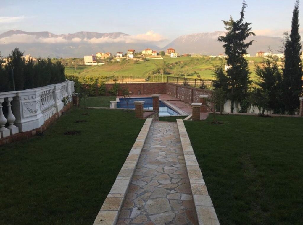 Vilë Luksoze për Shitje në Akacia Hills – 531 m² Ndërtim, Pishinë Private &amp; Pamje Panoramike