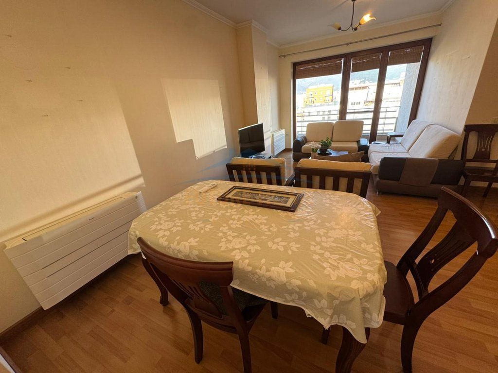 Shitet apartament 2+1 Rruga e Barrikadave