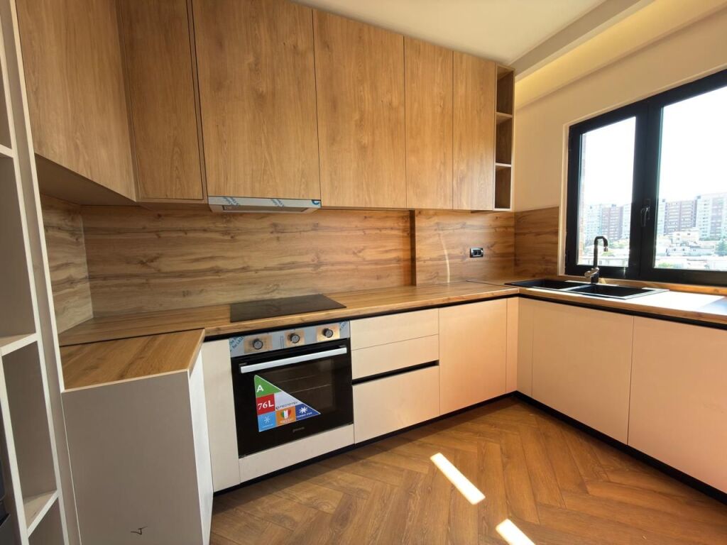 Shitet, Apartament 2+1+ Ballkon, ” Pallati me Shigjeta ”, Tiranë.