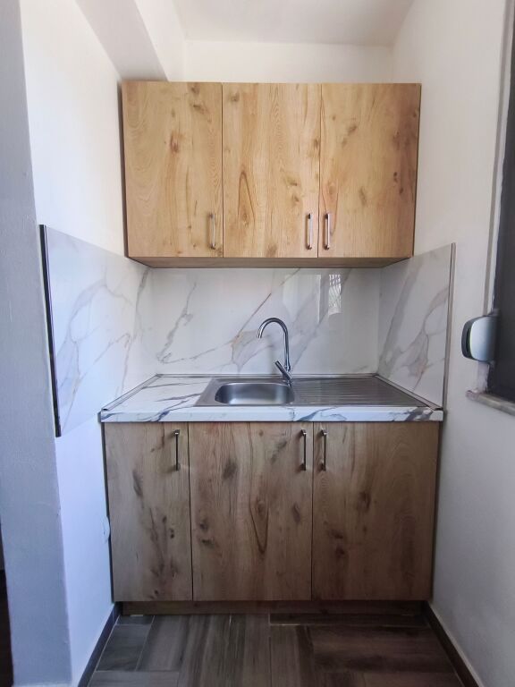 Apartament modern 2+1 i rinovuar plotësisht në qendër të Durrësit