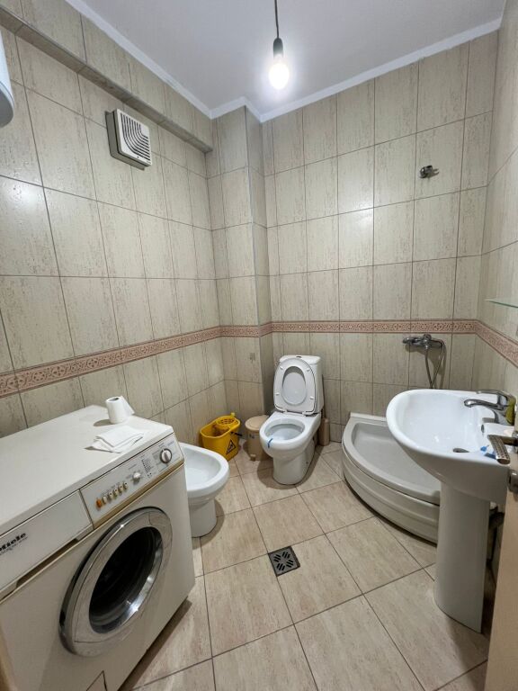 Affittasi 1+1 presso Komuna e Parisit