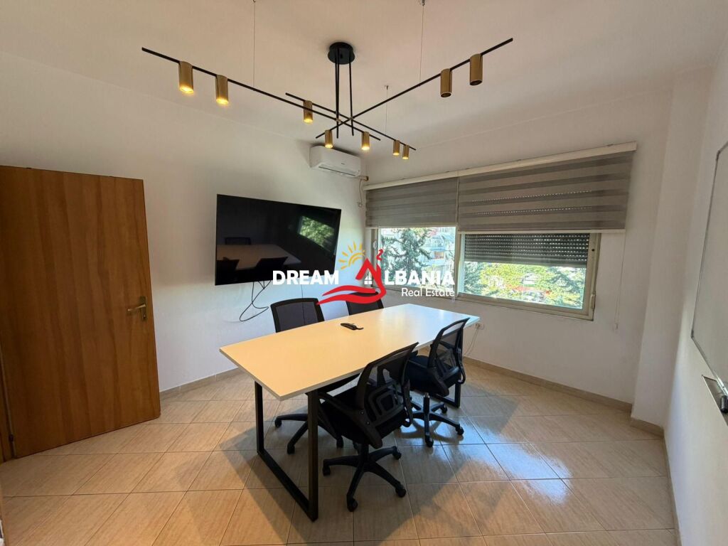 Ufficio arredato in affitto presso il Comune di Parigi, vicino al Kristal Center (ID 42611531)
