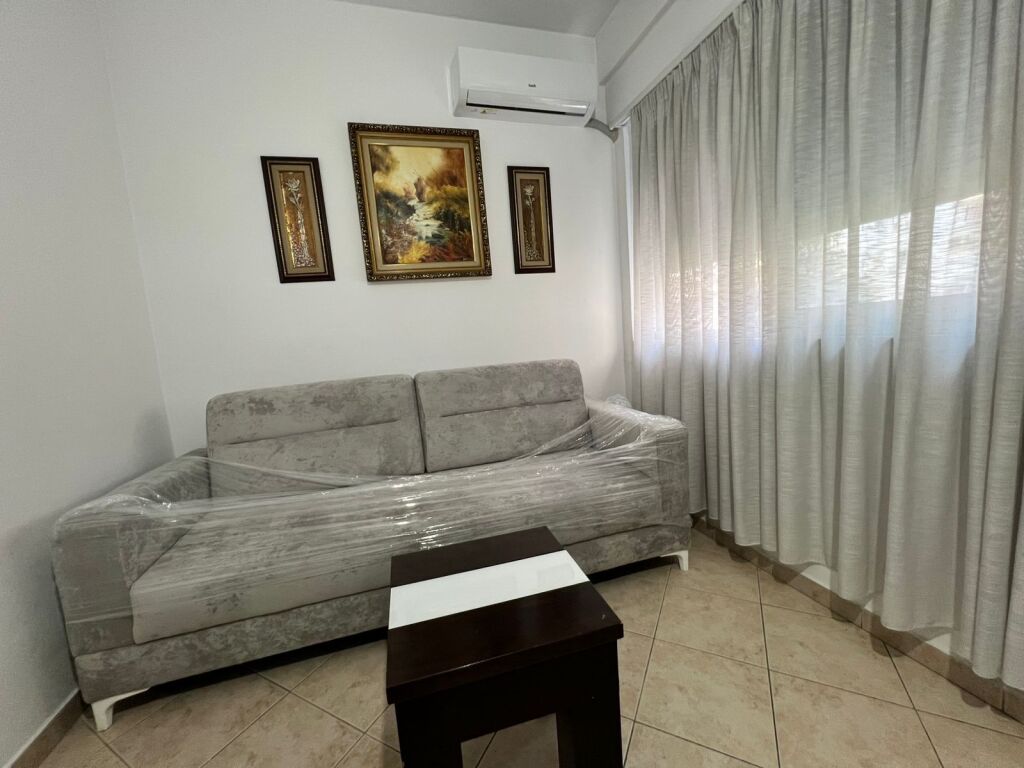 Affittasi 1+1 presso Komuna e Parisit