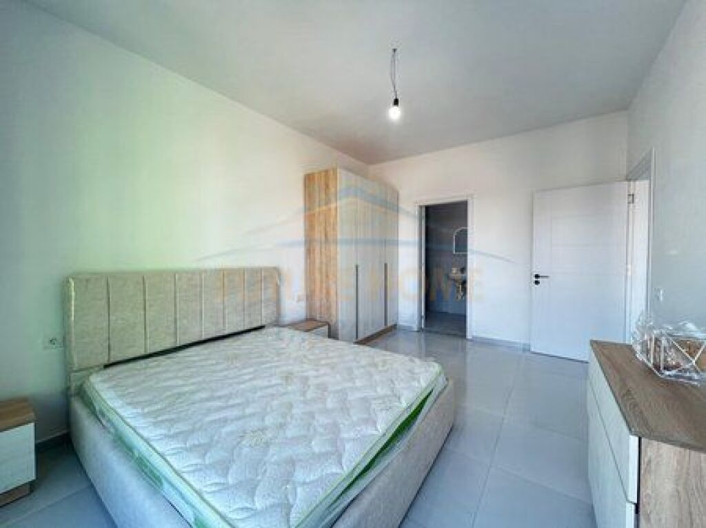 Shitet, Apartament 2+1+2, Rruga 5 Maji, Tiranë.