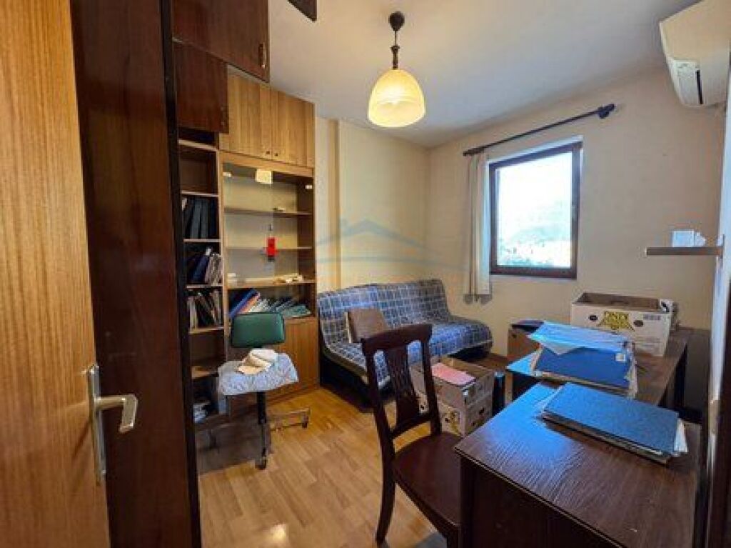 Shitet, Apartament 2+1, Rruga e Barrikadave, Tiranë.