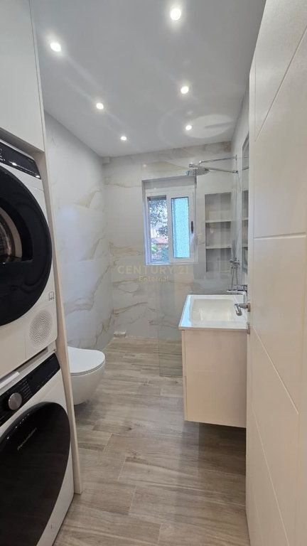 Apartament / Zyra 3+1+ kuzhine e vecuar me Qira ne Qender