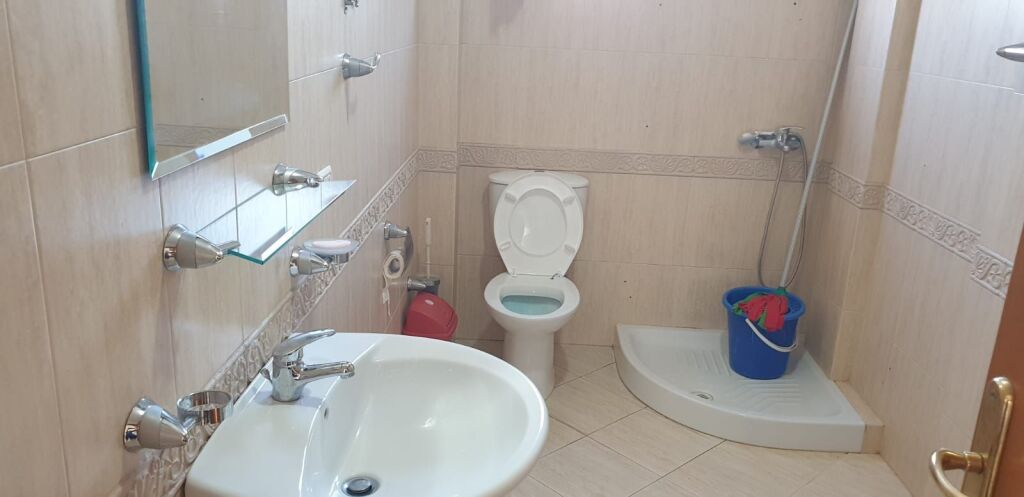 🏢Via Congresso di Manastir, vicino al Liceo Andon Zako Cajupi, affittasi appartamento, 1+1, arredato. 42.000 Lek.  