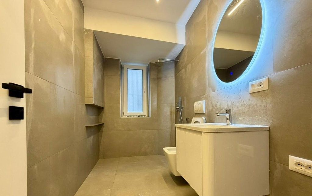 APARTAMENT 1+1 PER SHITJE PRANE PAZARIT TE RI!