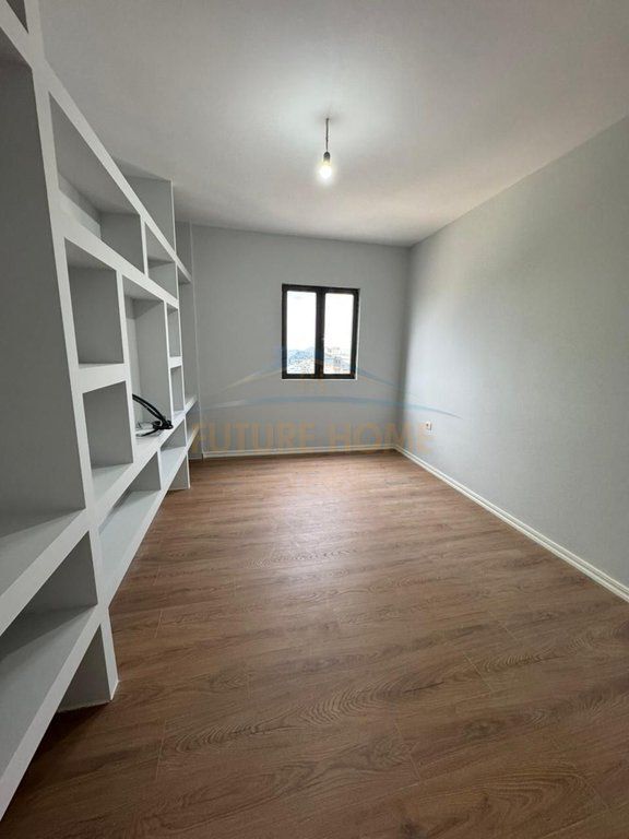 Shitet,Apartament 2+1+2, Rruga "Shefqet Kuka", Fresk