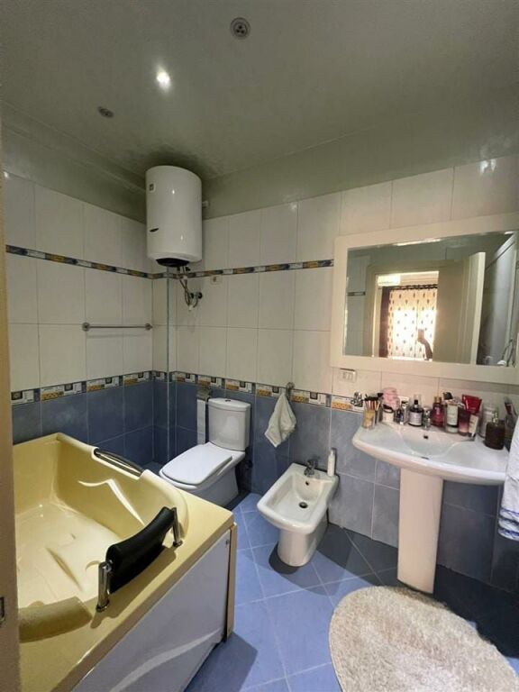 Shitet apartament 2+1+2 tualete ngjitur me kompleksin Delijorgji tek "Coco Bar".