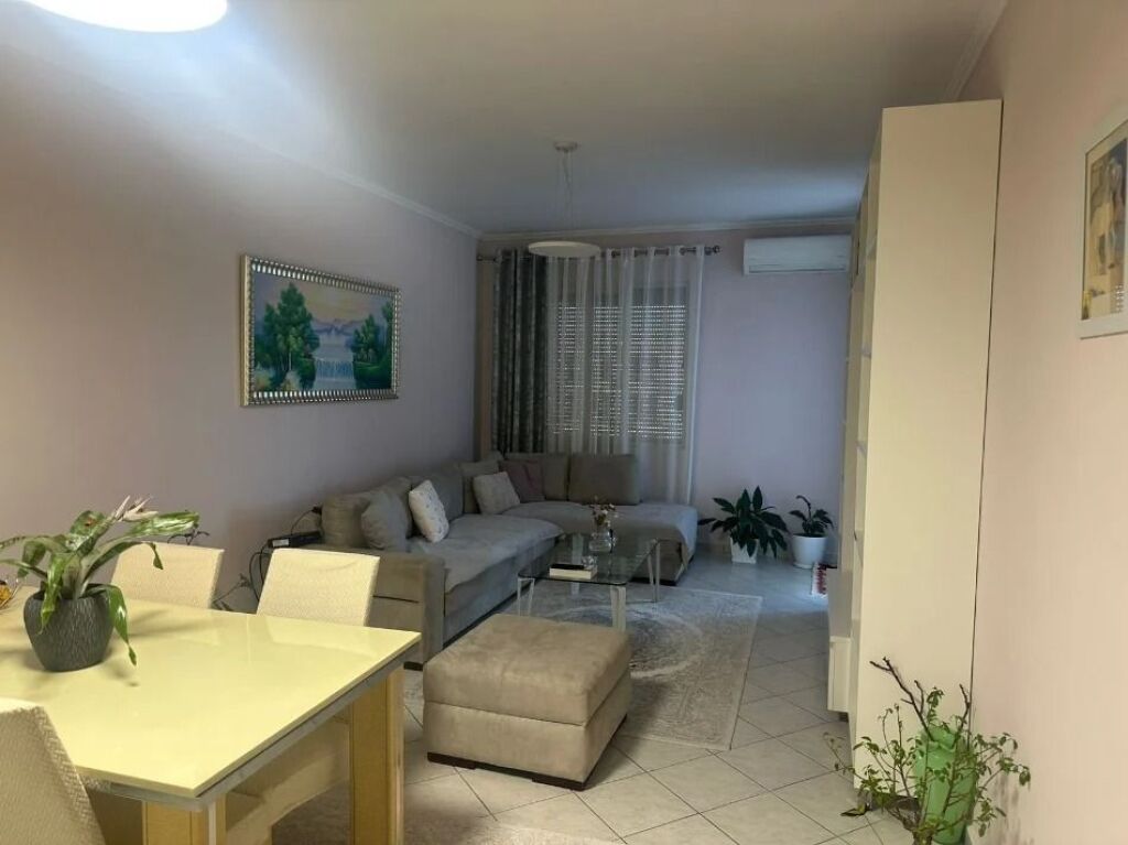 Apartament 1+1 qera, Astir