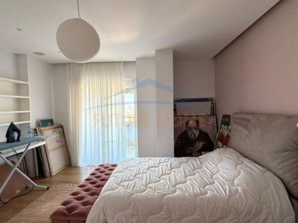 Shitet Apartament 3+1+2 + 2 Poste Parkimi, Rruga e Elbasanit