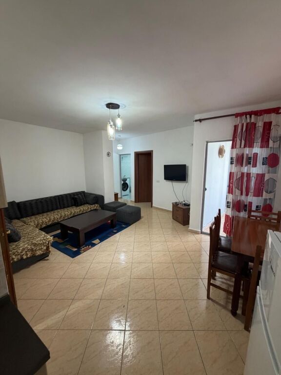 jepet me qera apartament 1+1 i mobiluar tek pallati me shigjeta
