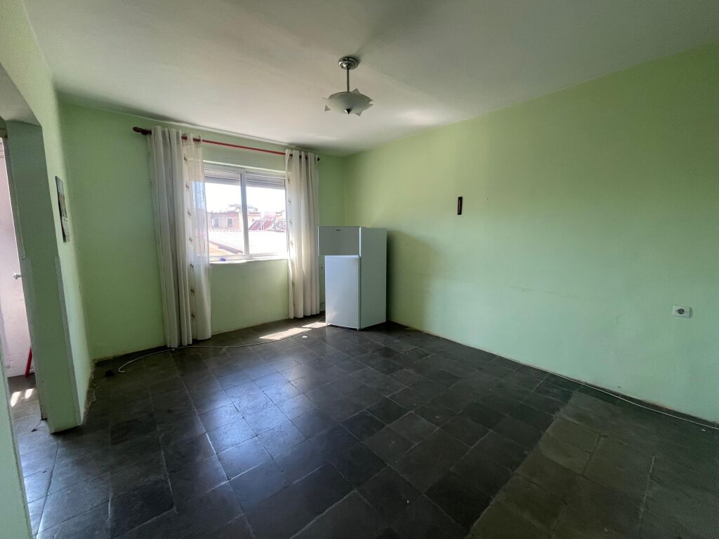 Shitet Apartament 2+1 tek Rruga Ali Demi