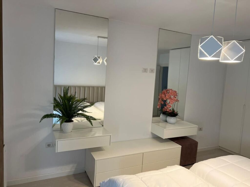 Ne kemi apartament me pamje të plotë nga deti për qira afatgjatë Lungomare Vlore