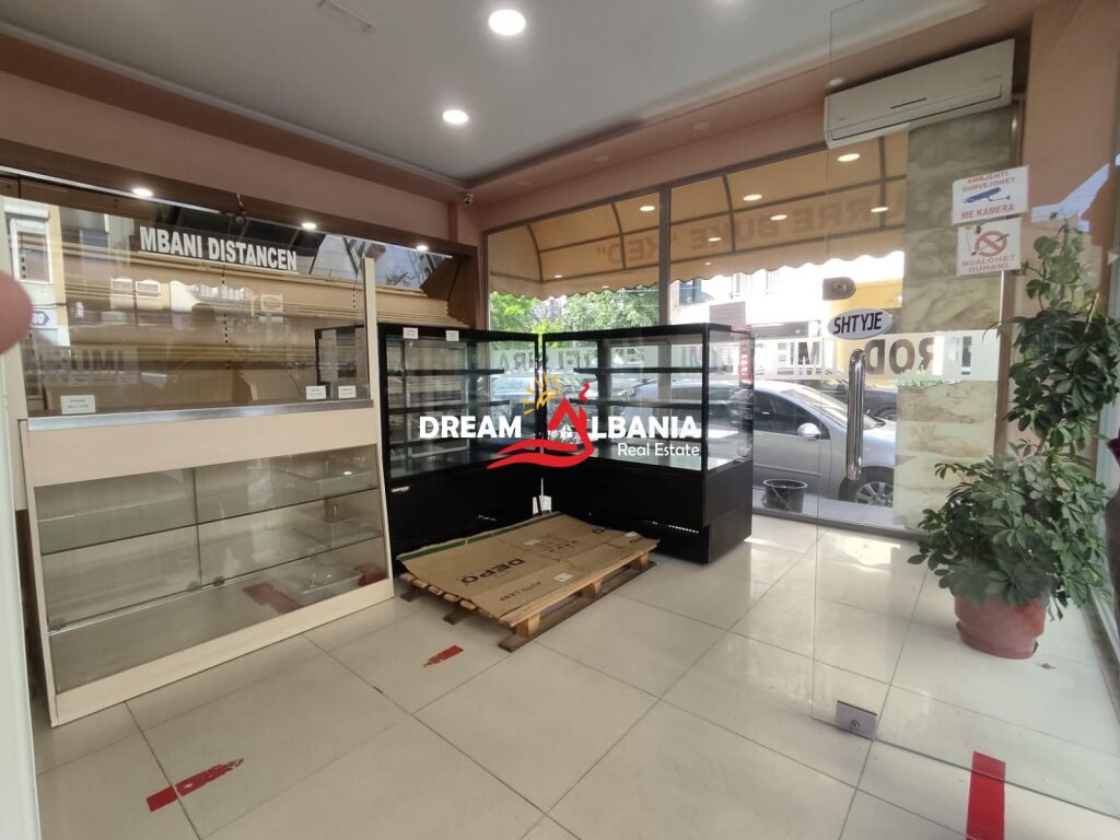 Shitet Dyqan  Duplex bashke me Biznes Furre Buke ne zonen e Laprakes (ID 4171628)