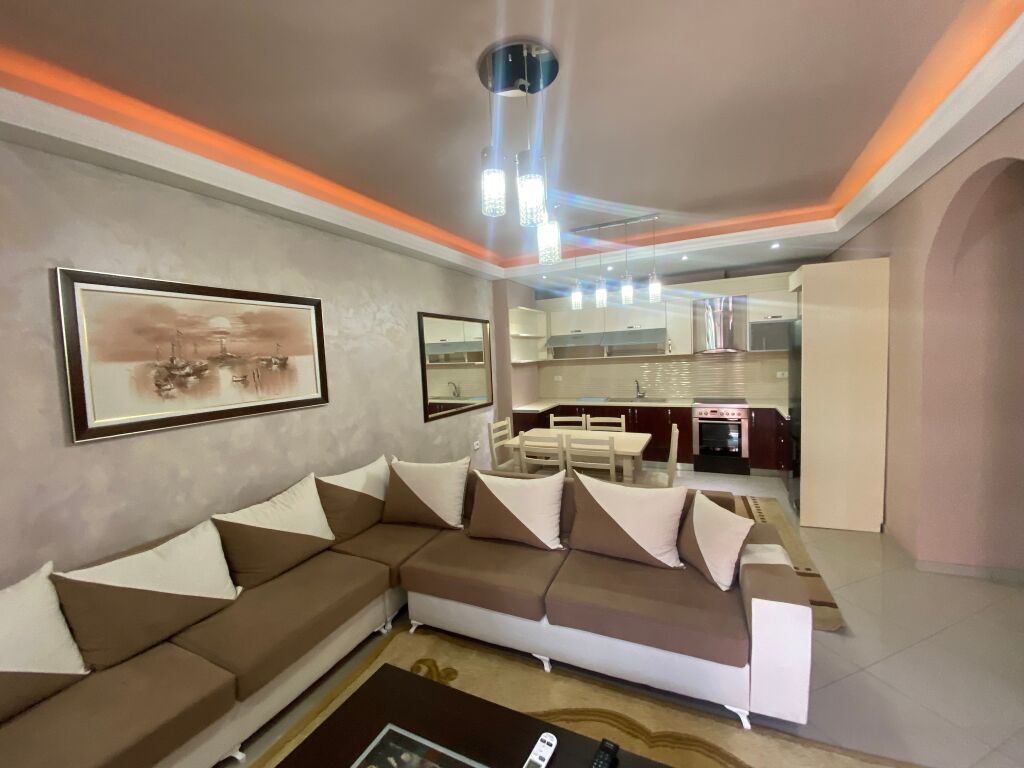 Apartamwnt 2+1 per qera ne astir!
