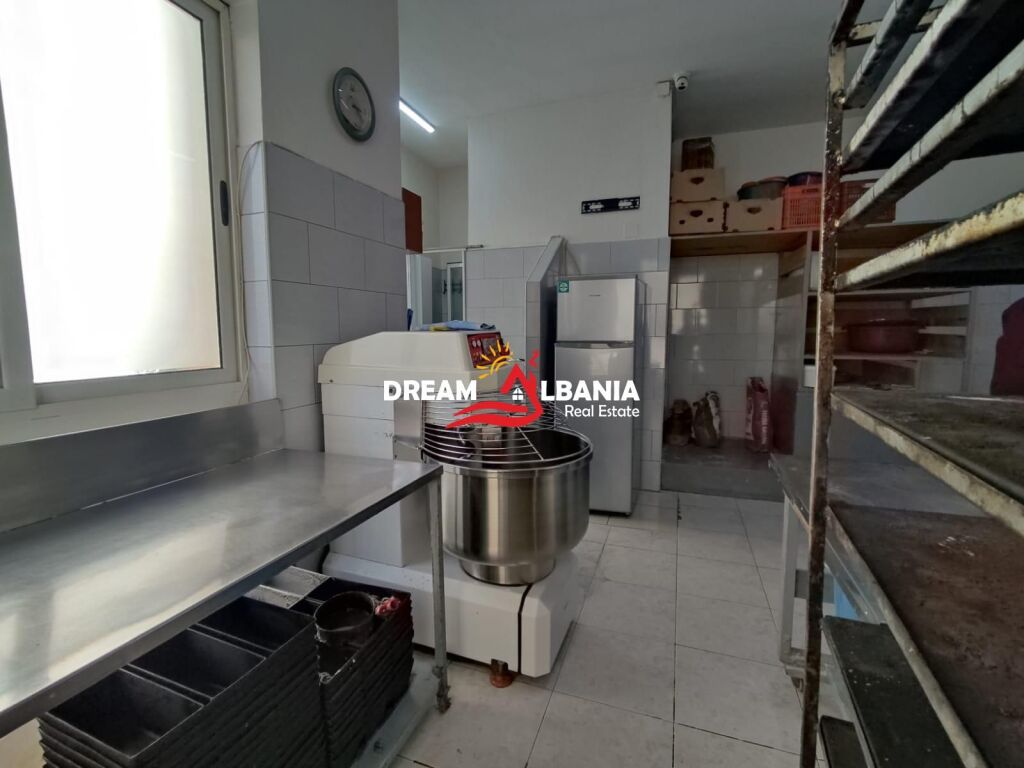 Shitet Dyqan  Duplex bashke me Biznes Furre Buke ne zonen e Laprakes (ID 4171628)