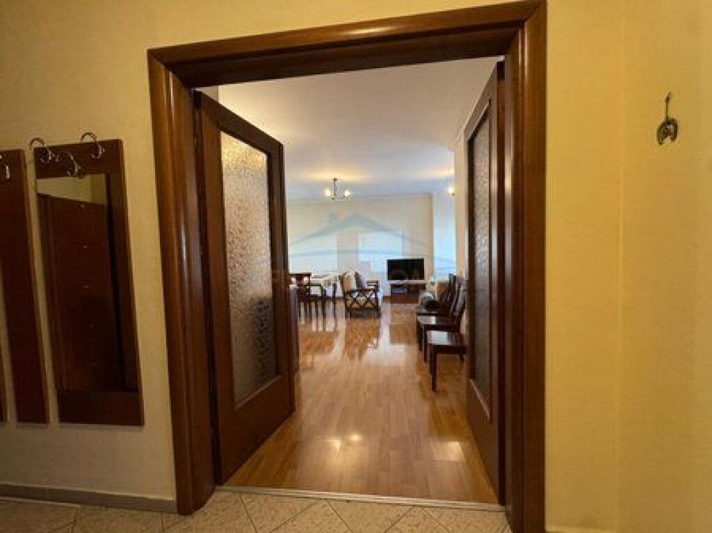 Shitet, Apartament 2+1, Rruga e Barrikadave, Tiranë.