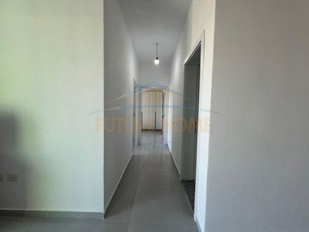 Shitet, Apartament 2+1+2, Rruga 5 Maji, Tiranë.