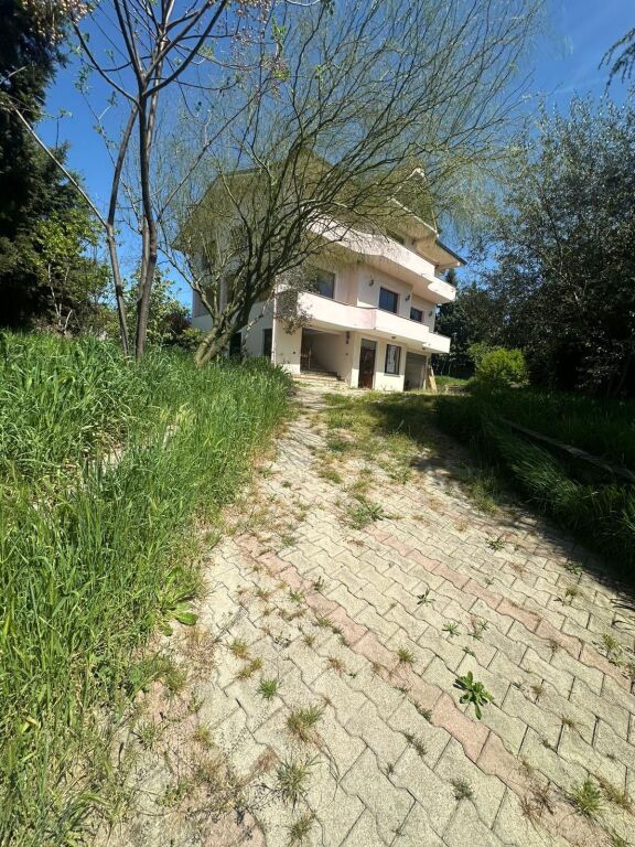 Terreno + edificio in vendita a Rrashbull, sulla strada principale – opportunità ideale per affari