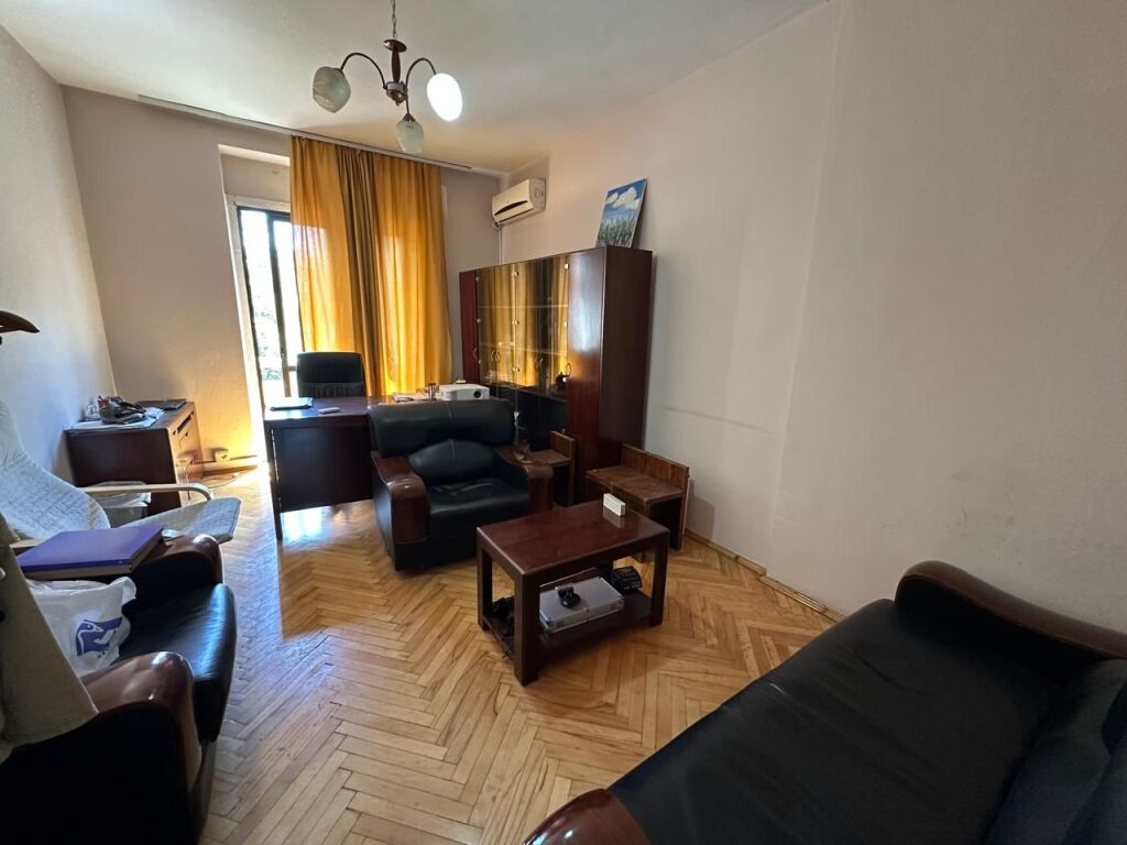 🏢Via Elbasani affittasi per uffici, appartamento 3+1. 800Euro