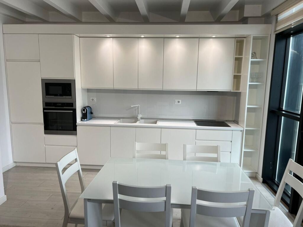 Ne kemi apartament me pamje të plotë nga deti për qira afatgjatë Lungomare Vlore