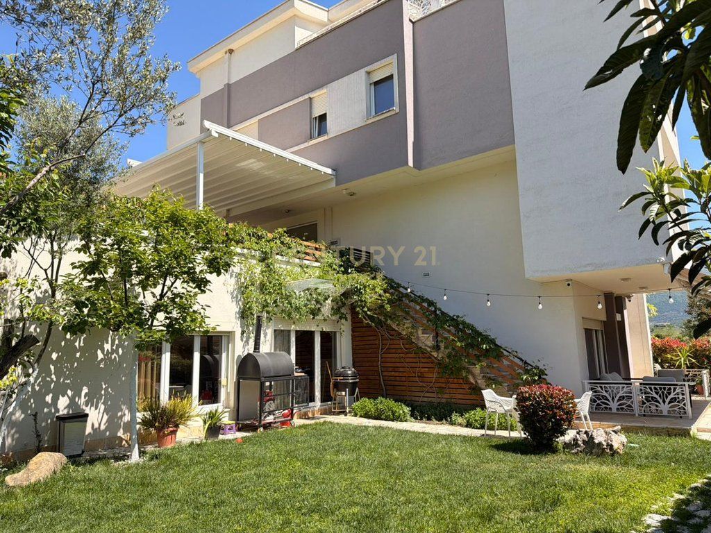 Vilë luksoze me pamje panoramike nga Liqeni i Farkës