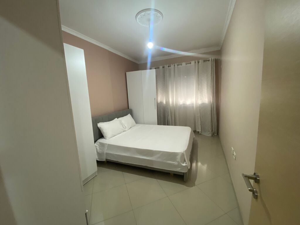 Apartamwnt 2+1 per qera ne astir!
